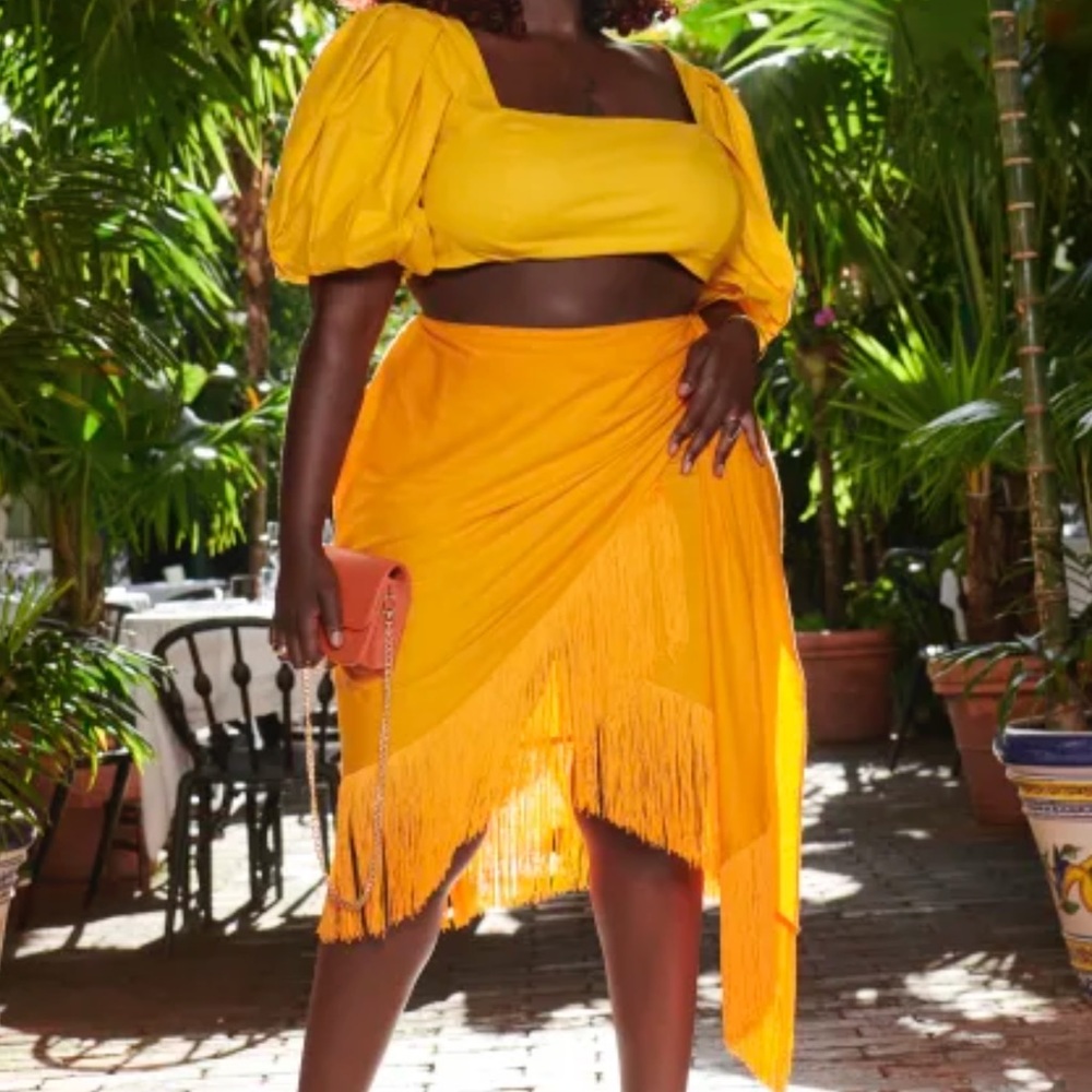 Fringe skirt and puff sleeve crop top.